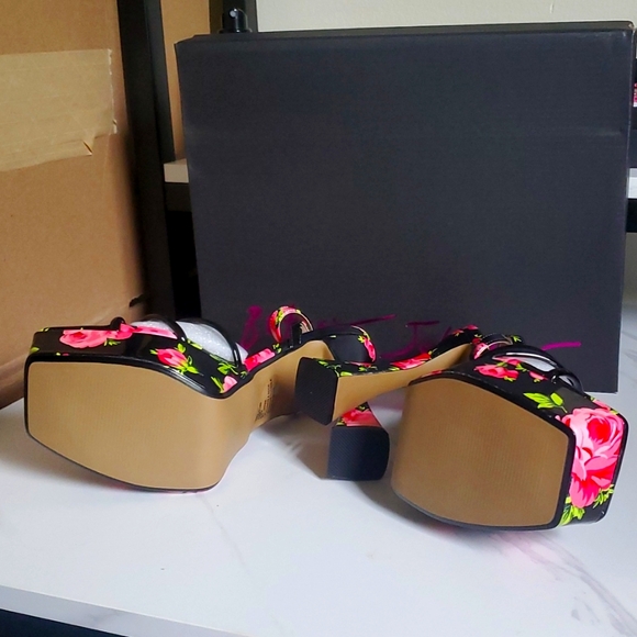 Betsey Johnson Tiky Platform Heel Sandals Floral - Picture 9 of 9